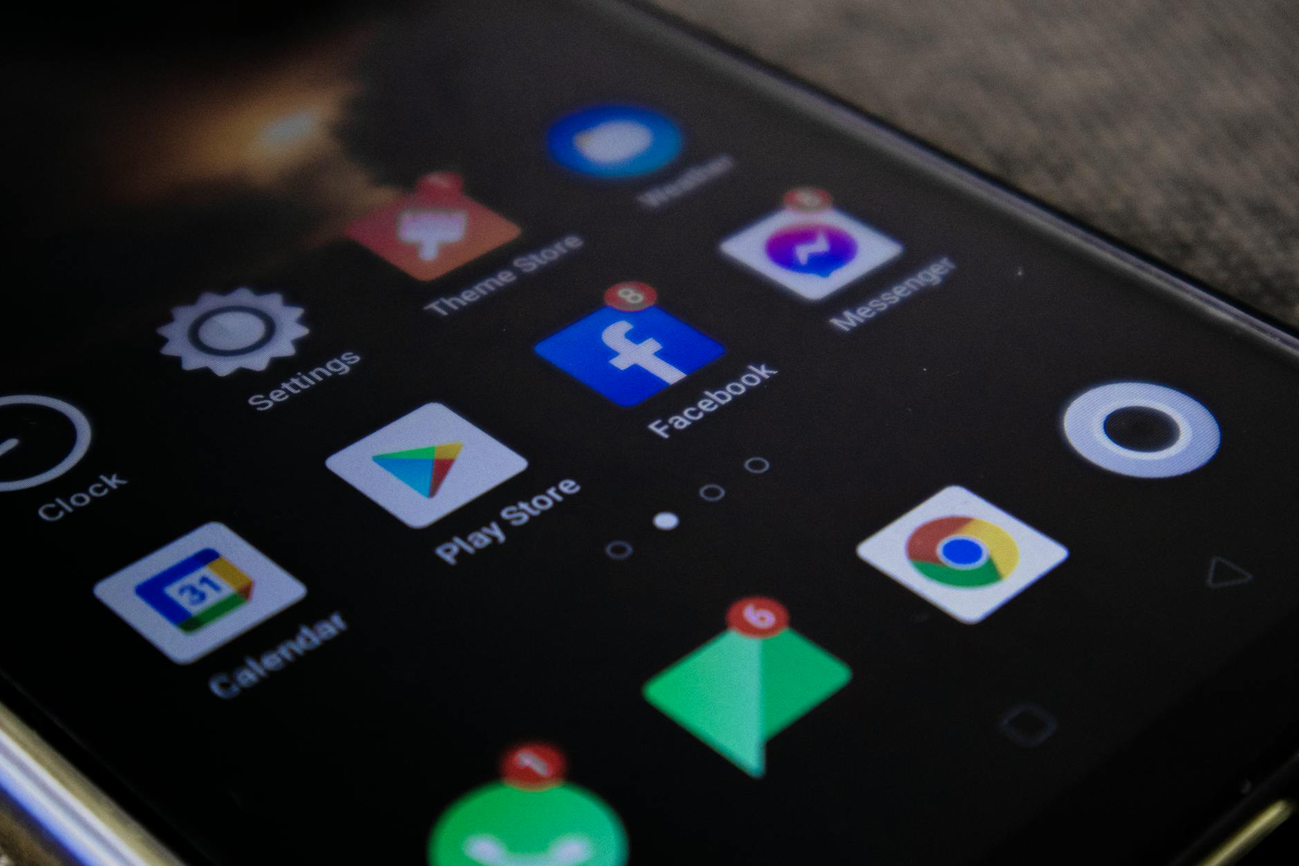 Màn hình điện thoại Android trong quá trình cài đặt ứng dụng