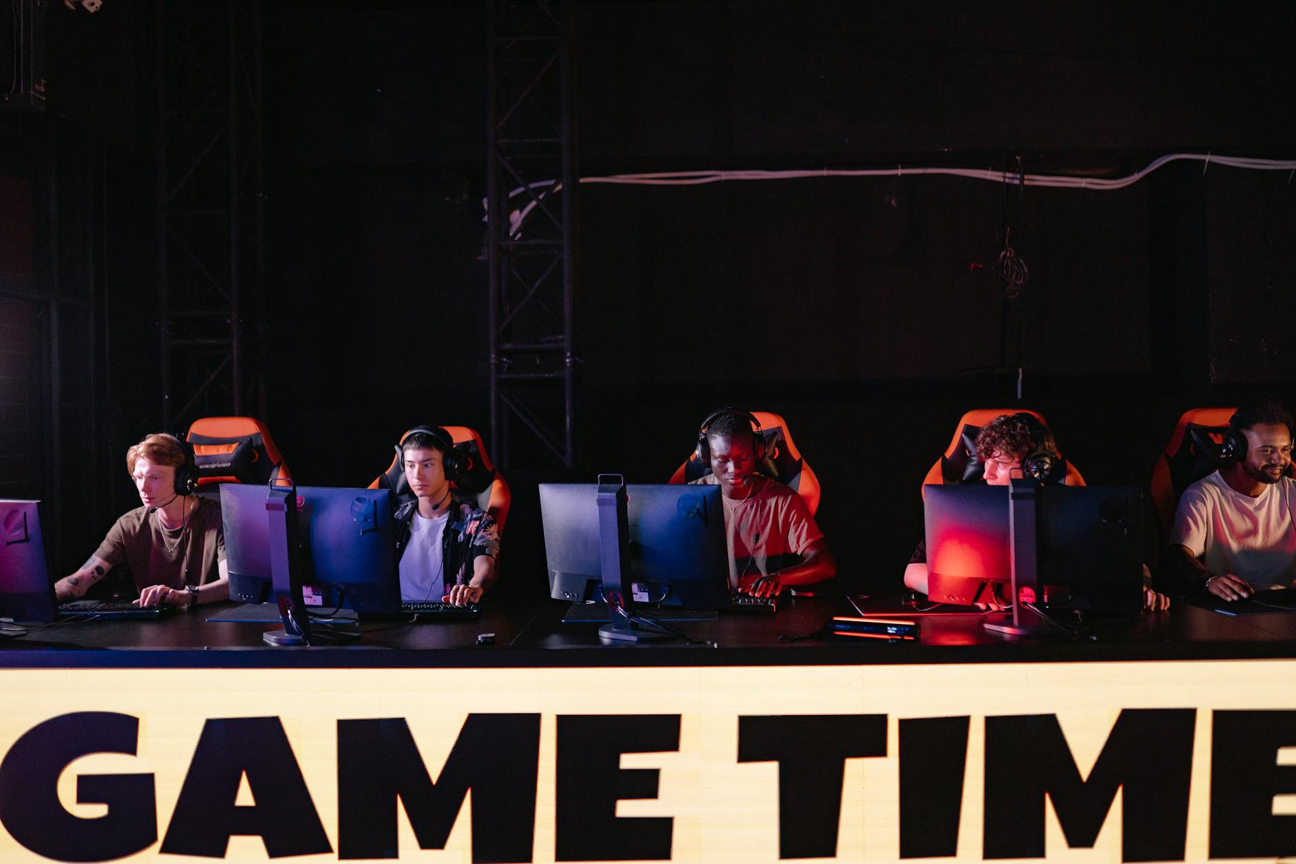 Trận đấu e-sport chuyên nghiệp trên sân khấu thi đấu