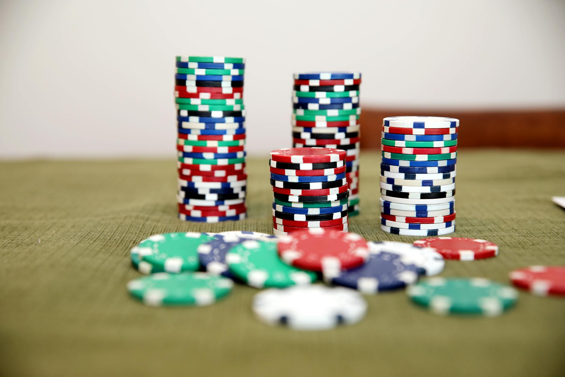 Chip poker và bảng theo dõi chi tiêu minh họa cho nguyên tắc chọn mức cược phù hợp