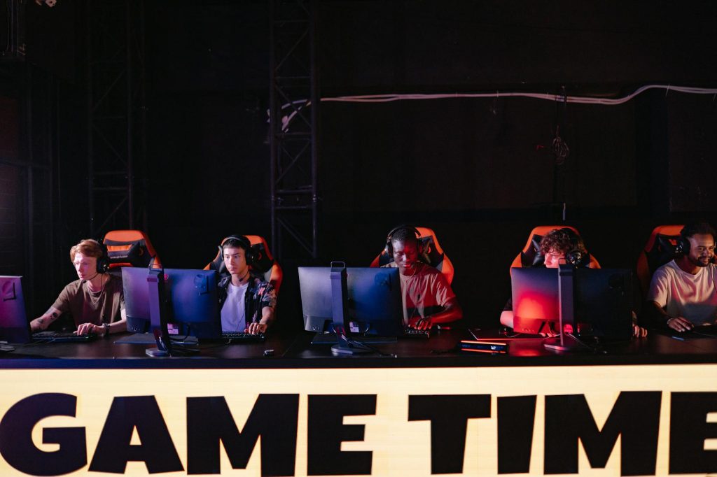 Tuyển thủ e-sport thi đấu trên sân khấu trong một giải đấu chuyên nghiệp
