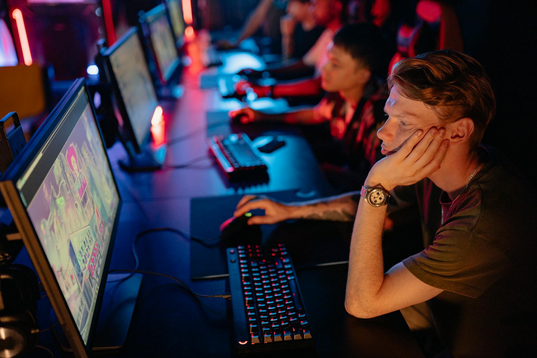 Trận đấu e-sport chuyên nghiệp đang diễn ra trên sân khấu