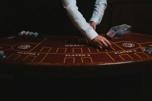 Bàn chơi Rồng Hổ với hai vị trí cược và lá bài được lật rõ ràng