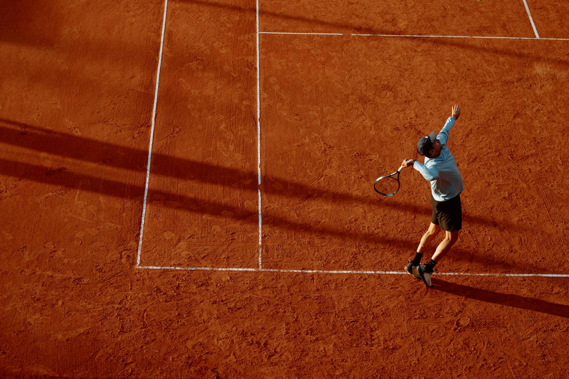 Pha bóng trong set đầu của một trận tennis chuyên nghiệp